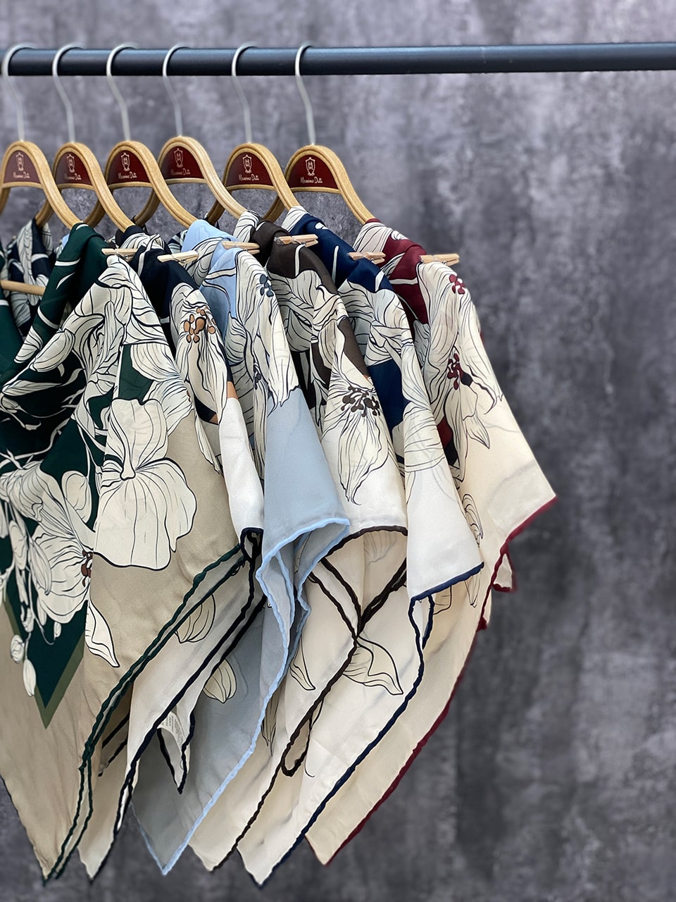 1674-8-min روسری حریر گل خدادوست عمده رشت